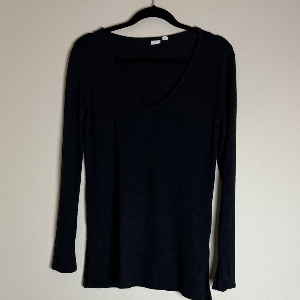 GAP Women's Black V-neck Side Split Long Sleeve Tee Size S